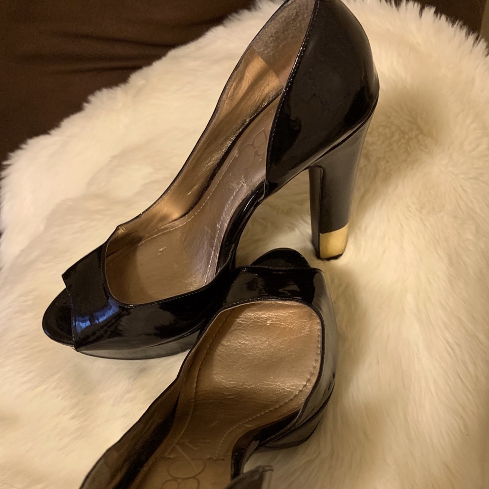 Size 7 BCBG shoe
